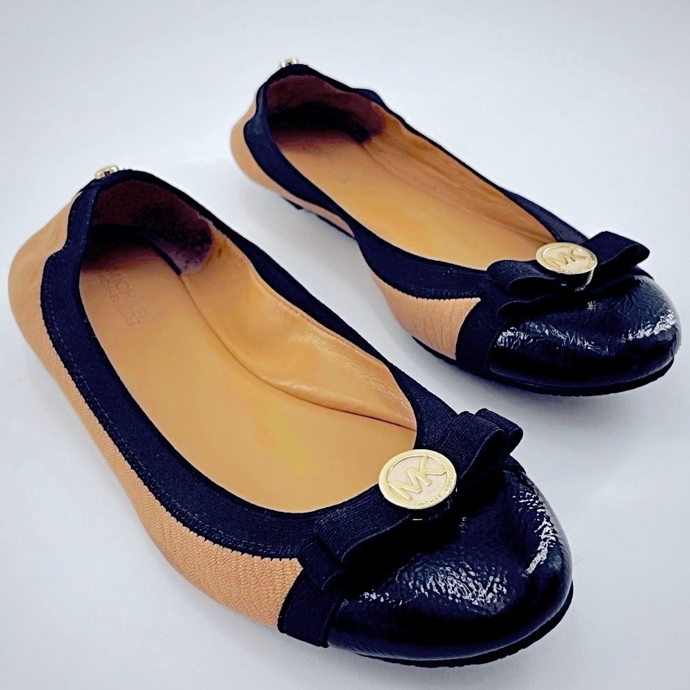 Michael Kors Black Tan Beige Elastic Ballet Flats Slips Gold Medallion Emblem Mk